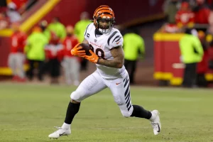 ה-Bengals RB Joe Mixon הוציא צו מעצר בגין כיוון לכאורה אקדח לעבר אישה; הסוכן מצפה שהאישום יבוטל