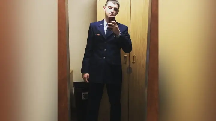 ג'ק טישיירה, איש המשמר הלאומי האווירי של מסצ'וסטס בן 21 שנראה כאן בתמונה שפורסמה ברשתות החברתיות, נעצר ביום חמישי בקשר לחקירת הדלפת מסמכים מסווגים. (פייסבוק)