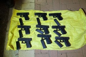 תיעוד: יחידת מג״ן של מרחב הנגב במחוז דרום עצרה חשוד תושב שגב שלום, כאשר ברכבו 9 אקדחים.