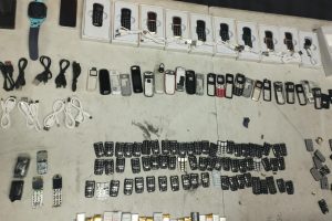 נתפסו עשרות טלפונים סלולריים שהיו מיועדים להברחה אל תוך בתי הכלא בארץ