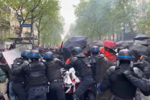 לפחות 108 שוטרים נפצעו, 291 אנשים נעצרו בהפגנות האחד במאי בצרפת