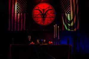 בוסטון:כנס שטן-קון(SatanCon) גורסים את דגל התנ”ך וקורעים את דגל התמיכה במשטרה  במהלך טקס הפתיחה: ‘הייל שטן!’