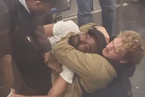 סרטון חדש ודרמטי מניו יורק מתעד נוסע ברכבת התחתית מרתק חסר בית בתקרית קטלנית במנהטן השבוע.