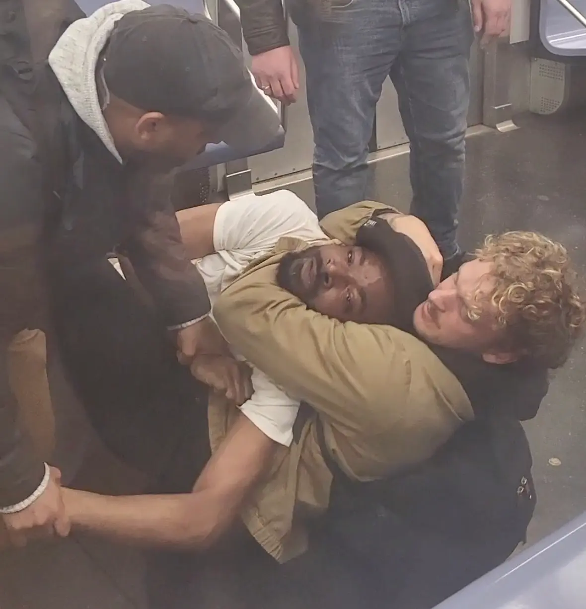 סרטון חדש ודרמטי מניו יורק מתעד נוסע ברכבת התחתית מרתק חסר בית בתקרית קטלנית במנהטן השבוע.
