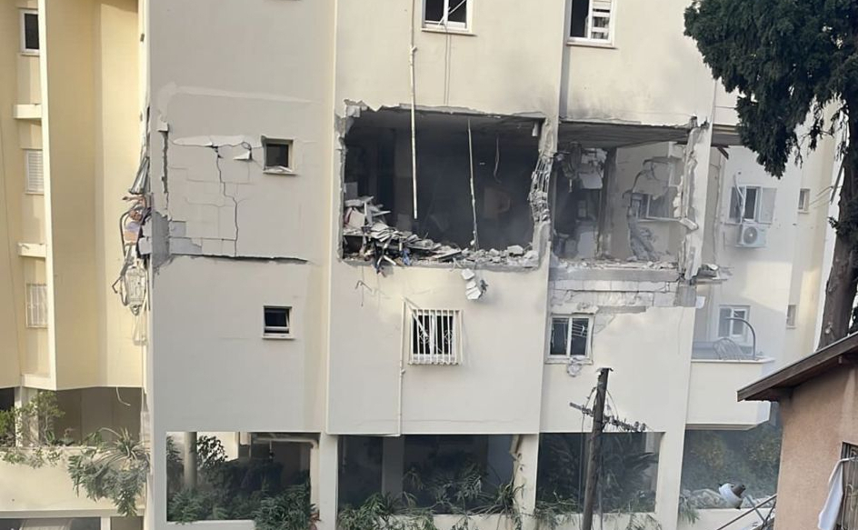 אדם נהרג וחמישה נפצעו מפגיעת רקטה בעיר רחובות.